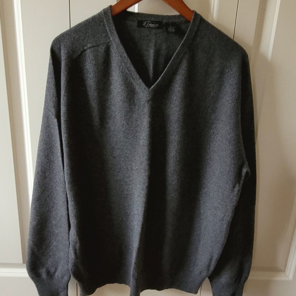 Cashmere V-neck in Medium Gray. L. NWOT